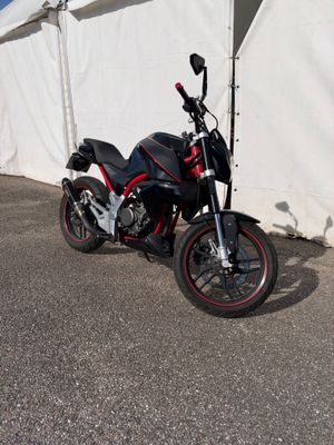 une moto garée devant une tente