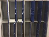 plusieurs casiers dans une pièce où se trouve un banc dans un coin