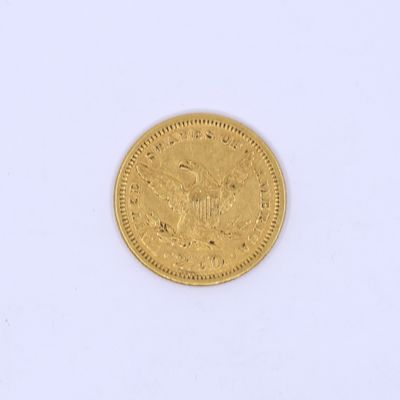 une image d'une pièce d'or sur une surface blanche