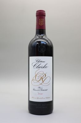 la bouteille de vin rouge est posée sur une surface blanche