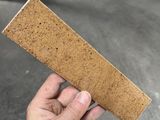 une personne tenant un morceau de bois dans la main