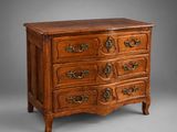 une commode ancienne avec des poignées en laiton