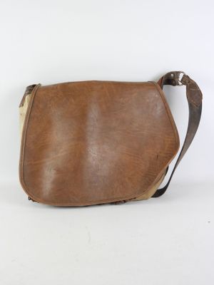 sac à bandoulière en cuir marron sur fond blanc, avec une bandoulière marron