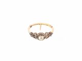une image représentant une bague en or avec une pierre blanche au centre