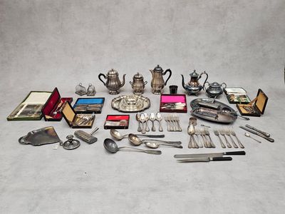 beaucoup de couverts et de couverts disposés sur une table
