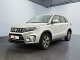 La Suzuki Vitax blanche est garée dans une grande pièce.