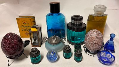 un grand nombre d'objets en verre posés sur une table