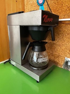 une cafetière posée sur le comptoir d'une cuisine