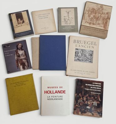 Plusieurs livres sont disposés sur une surface blanche, devant un fond blanc.