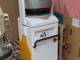 une machine posée à côté de quelques cartons