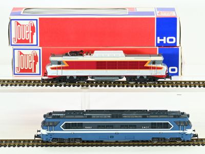 deux trains miniatures posés côte à côte sur les rails