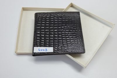 une photo d'un portefeuille en cuir noir posé dans une boîte