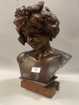 Buste de Bacchus en noyer sculpté - Photo 1