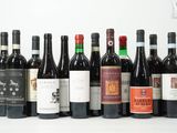 les nombreuses bouteilles de vin alignées sur la table