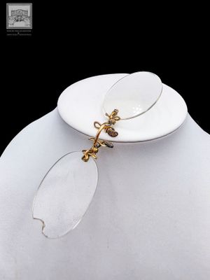 un gros plan sur une paire de lunettes posée sur un mannequin