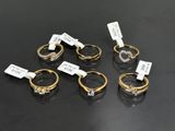un lot de cinq bagues en or et diamants