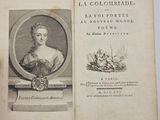 un vieux livre avec l'image d'une femme en robe