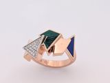un gros plan d'une bague sertie de diamants et d'une pierre verte