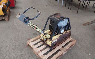 une petite machine posée sur une palette