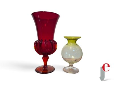 deux vases posés l'un à côté de l'autre sur une surface blanche