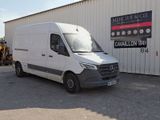 la camionnette blanche est garée devant un bâtiment