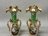 une paire de vases verts et dorés ornés de fleurs et d'oiseaux
