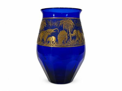 un vase bleu orné d'un motif doré