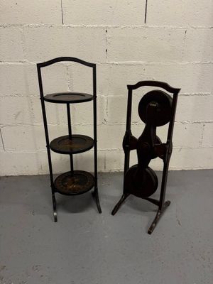 paire de tables d'appoint anciennes en fer et en bois