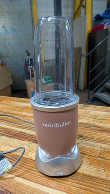 un Nutribullet posé sur une table en bois