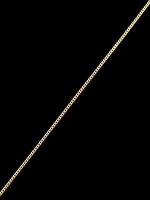 un collier en or avec une chaîne sur fond noir