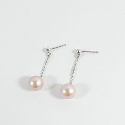 une paire de boucles d'oreilles en perles sur fond blanc