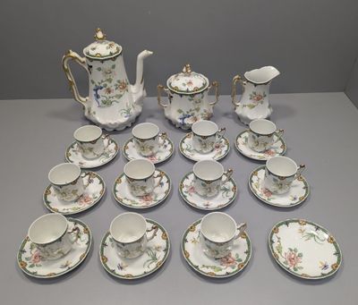 une photo d'un ensemble de tasses et soucoupes en porcelaine pour le thé et le café