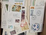 une boîte en carton remplie de timbres et de cartes postales