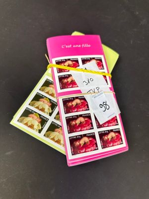 une pile de timbres à laquelle est attachée une note
