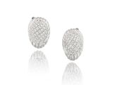 une paire de boucles d'oreilles en or blanc serties de diamants, sur fond blanc