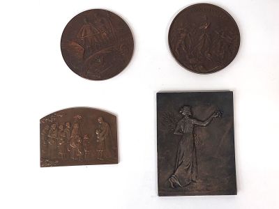 Plusieurs pièces métalliques sont exposées sur une surface blanche