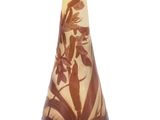 un vase orné d'un motif marron et blanc