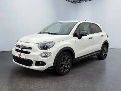 Le SUV Fiat blanc est garé dans une grande pièce.