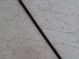 un bâton qui se trouve par terre à côté d'un stylo