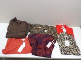beaucoup de vêtements posés sur une table blanche