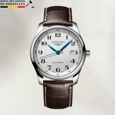 un gros plan d'une montre-bracelet au cadran blanc et au bracelet en cuir marron