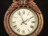 une horloge posée sur une surface noire