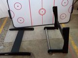 un tableau blanc avec des lignes rouges dans un garage
