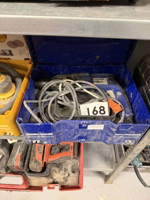 une boîte bleue contenant des outils, posée sur une étagère