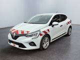 une voiture blanche à rayures rouges et blanches garée dans une pièce