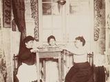 deux femmes assises à une table dans un coin de la pièce