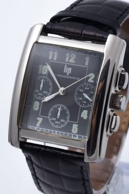gros plan d'une montre-bracelet avec un cadran noir