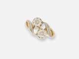 une image d'une bague en or et diamants sur fond blanc