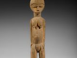 une statue en bois d'un homme avec un chapeau sur la tête