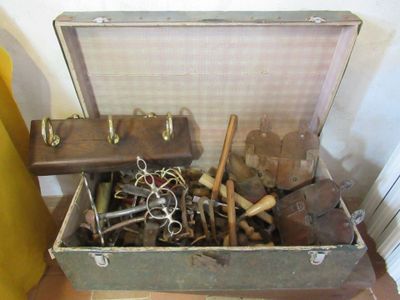 une valise remplie de vieilles clés et d'autres objets